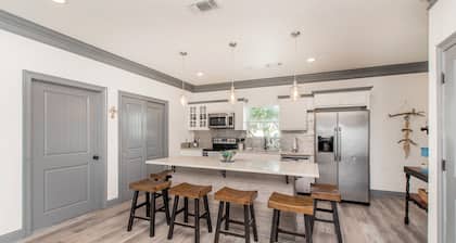 Spacious 5-bedroom house in Charming Long Beach