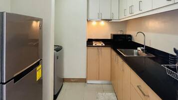 Fridge, microwave, stovetop, cookware/dishes/utensils