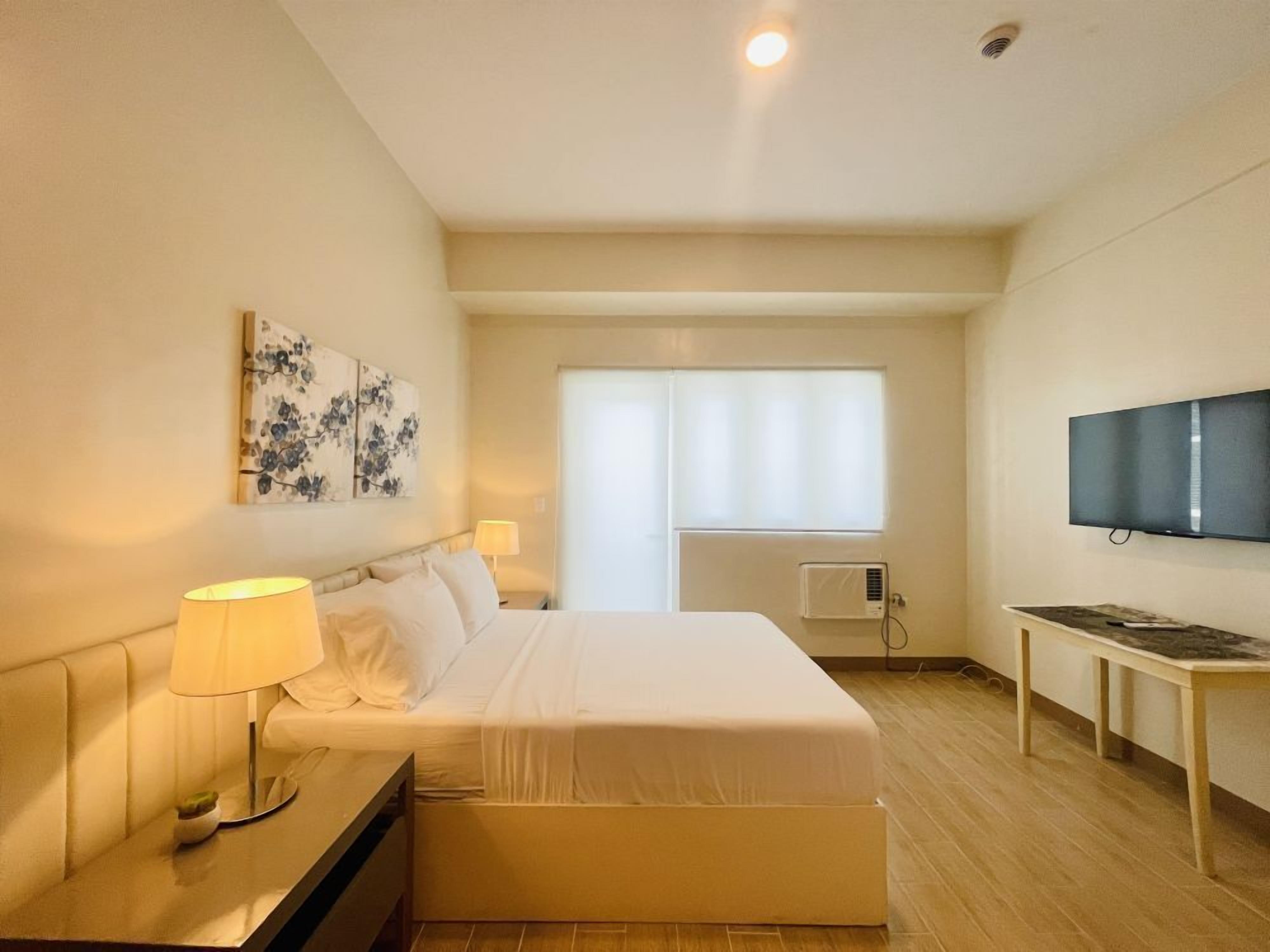 1 dormitorio, tabla de planchar con plancha, ropa de cama