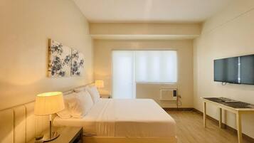 1 dormitorio, tabla de planchar con plancha, ropa de cama