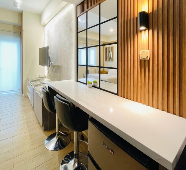 Iron/ironing board, bed sheets, wheelchair access