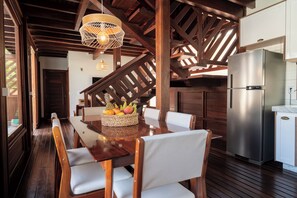 Familie huis, balkon, uitzicht op binnenplaats | Dineerruimte