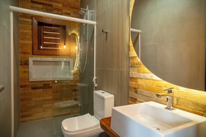 Family House, Balcony, Courtyard View | Bathroom | Shower, towels, soap, shampoo - Villa do Zé (Jijoca de Jericoacoara)