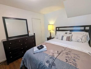 8 bedrooms, iron/ironing board, WiFi, bed sheets