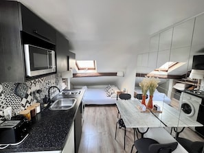 Kjøleskap, mikrobølgeovn, kokeplater og vannkoker