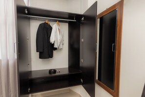 Rom – deluxe | Skrivebord for bærbar PC og wi-fi (inkludert)