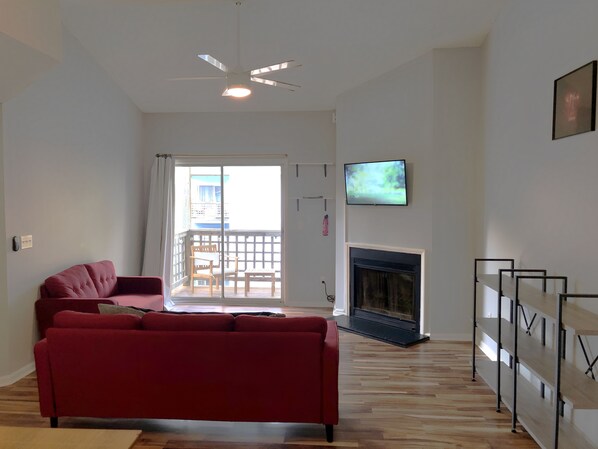 Smart TV, fireplace