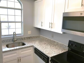 Fridge, microwave, oven, stovetop - Corporate Suite Midtown Wilmington (Wilmington)