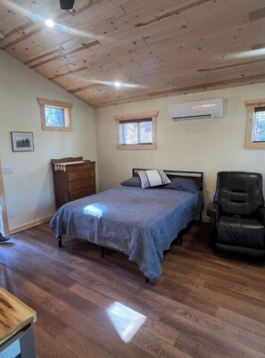 1 slaapkamer, een strijkplank/strijkijzer, wifi, beddengoed