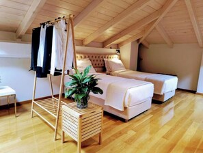 1 Schlafzimmer, Schreibtisch, schallisolierte Zimmer