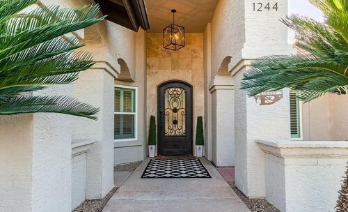 Luxe Desert Escape – Heated Pool & Game Room!