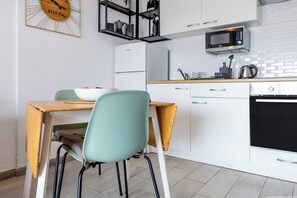 Kylskåp, mikrovågsugn, ugn och spishäll