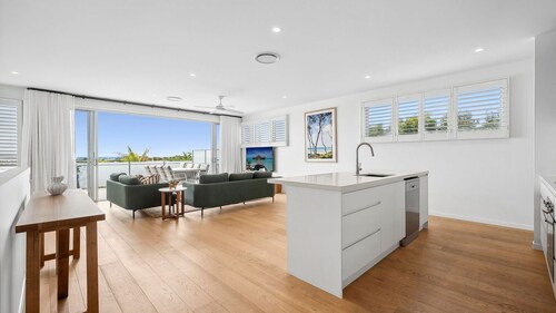 Beautiful Three-Story Villa footsteps to the Beach