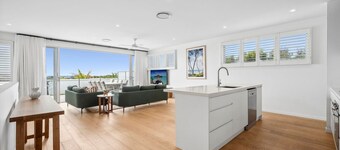 Beautiful Three-Story Villa footsteps to the Beach