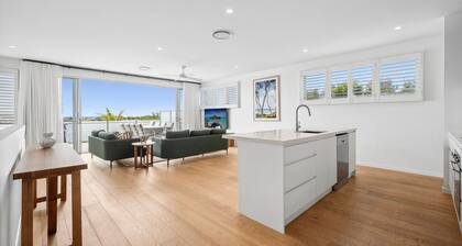 Beautiful Three-Story Villa footsteps to the Beach