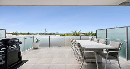 Beautiful Three-Story Villa footsteps to the Beach