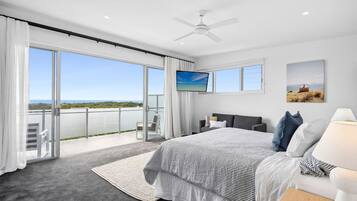 4 bedrooms, desk, WiFi