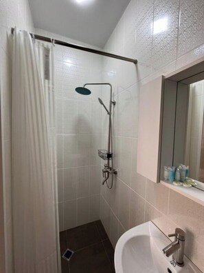 Shower, towels, toilet paper - Double Room with Terrace (Batumi)