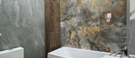シャワー、タオル、トイレットペーパー
