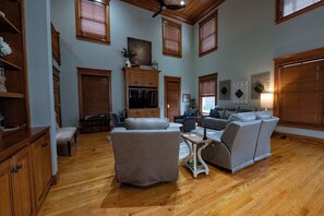 Smart-tv, een open haard en een kantoor