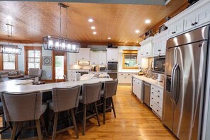 Mikrovågsugn, ugn, spishäll och diskmaskin