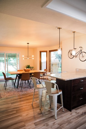Dining. SE Sanctuary~Greenbelt Getaway~3-Bedroom House~Cruiser Bikes