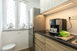 Réfrigérateur, micro-ondes, plaque de cuisson, lave-vaisselle