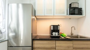Cafetière-théière, réfrigérateur, four à micro-ondes, surface de cuisson