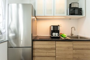 Kühlschrank, Mikrowelle, Herdplatte, Geschirrspüler