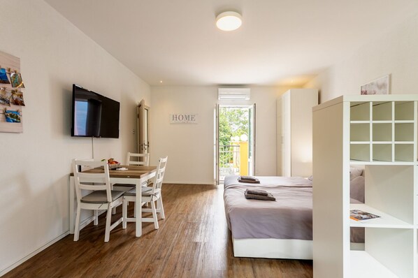 1 bedroom, iron/ironing board, travel cot, free WiFi