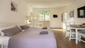 1 chambre, fer et planche à repasser, lit de bébé portatif