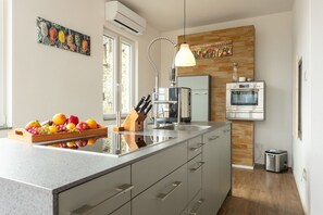 Een koelkast, een oven, een kookplaat, een vaatwasser