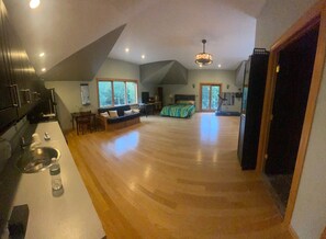 2 bedrooms, desk, iron/ironing board, travel cot - Charming guesthouse in castle in delightful Woodstock with office space (Kingston)