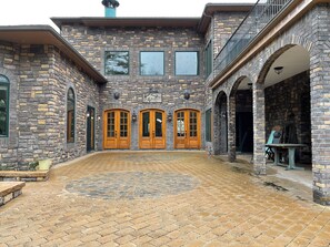 Terrace/patio - Charming guesthouse in castle in delightful Woodstock with office space (Kingston)