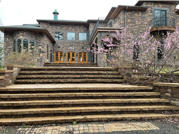 Exterior - Charming guesthouse in castle in delightful Woodstock with office space (Kingston)