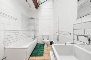 Bathroom - 3-bedroom apartment in Shoreditch (Greater London)