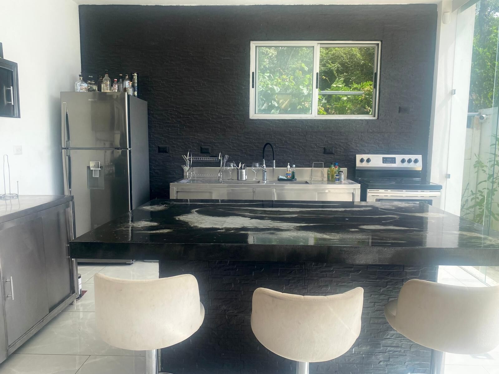 冷蔵庫、電子レンジ、オーブン、コンロ