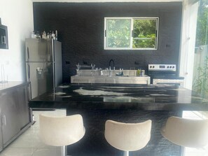 冰箱、微波炉、烤箱、炉灶