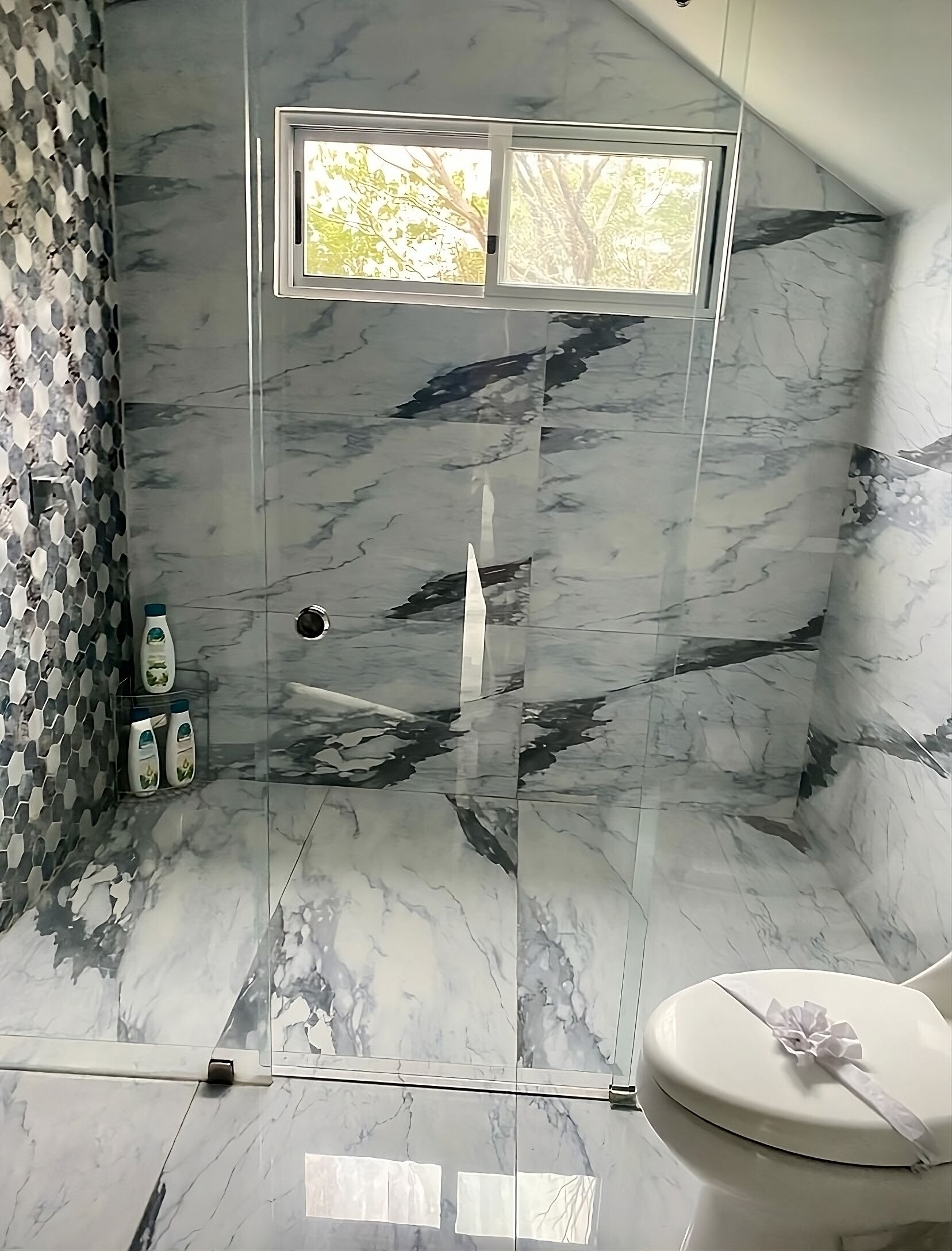 Een douche, een bubbelbad, een haardroger, handdoeken
