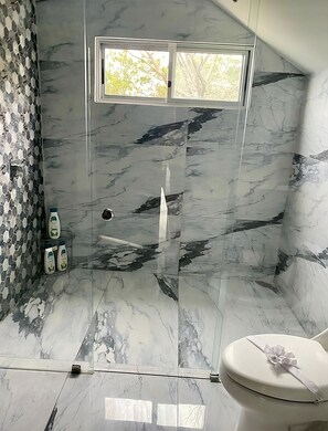 Een douche, een bubbelbad, een haardroger, handdoeken