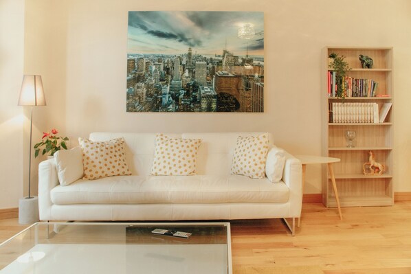 Apartment | Living area | TV
