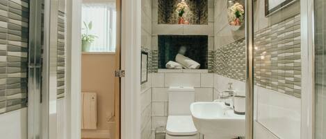 Apartment | Bathroom | Combined shower/tub, deep soaking tub, free toiletries, hair dryer
