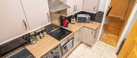 Huoneisto | Yksityinen keittiö | Jääkaappi, mikroaaltouuni, uuni, liesi