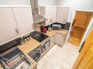 Apartment | Private kitchen | Fridge, microwave, oven, stovetop - Stylish & Spacious Apartment With Private Balcony (Sheffield)