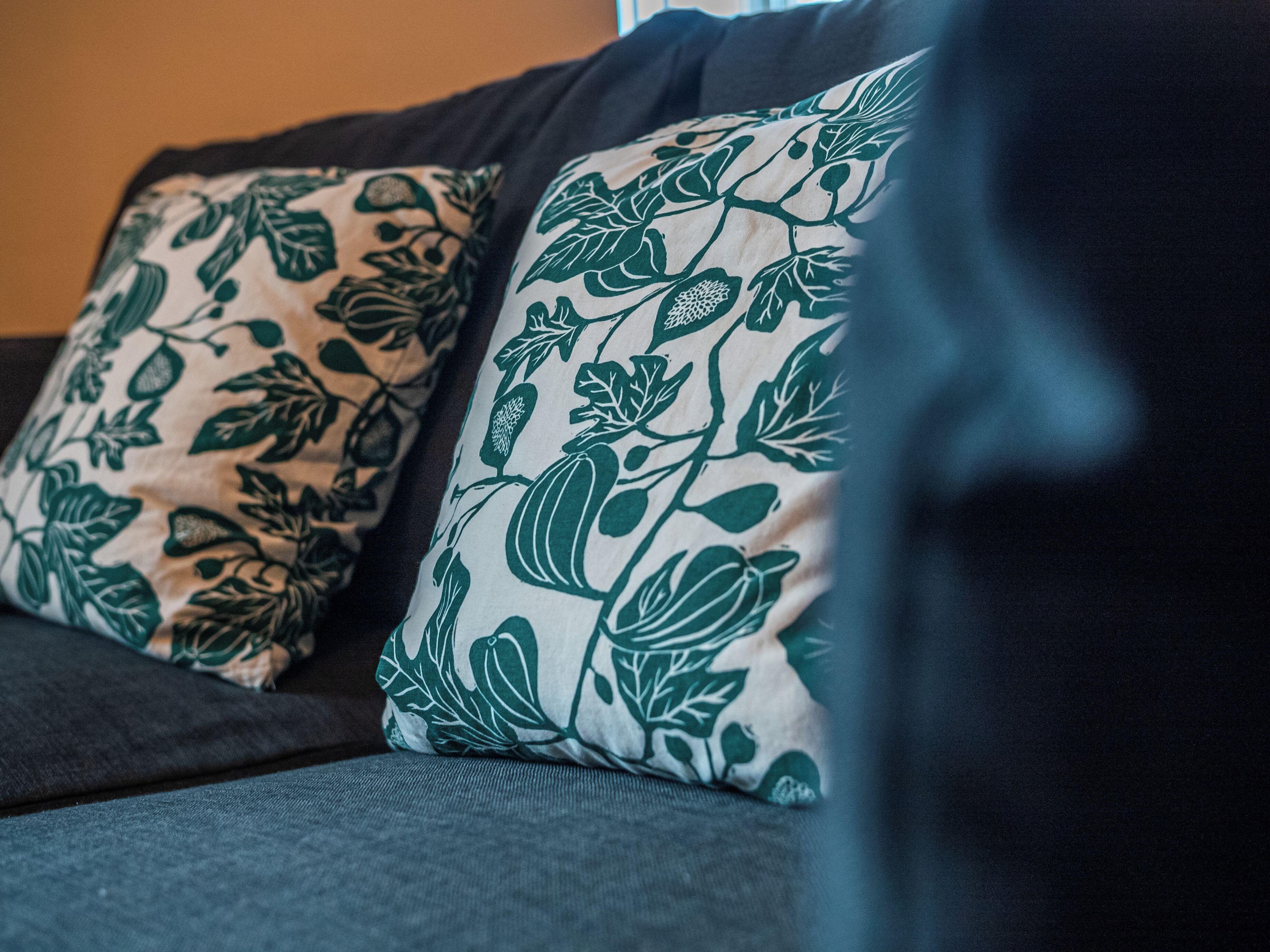 Ein Detailaufnahme eines Sofas mit gemusterten Kissen.