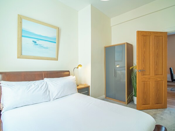 1 habitación, tabla de planchar con plancha, wifi gratis y ropa de cama