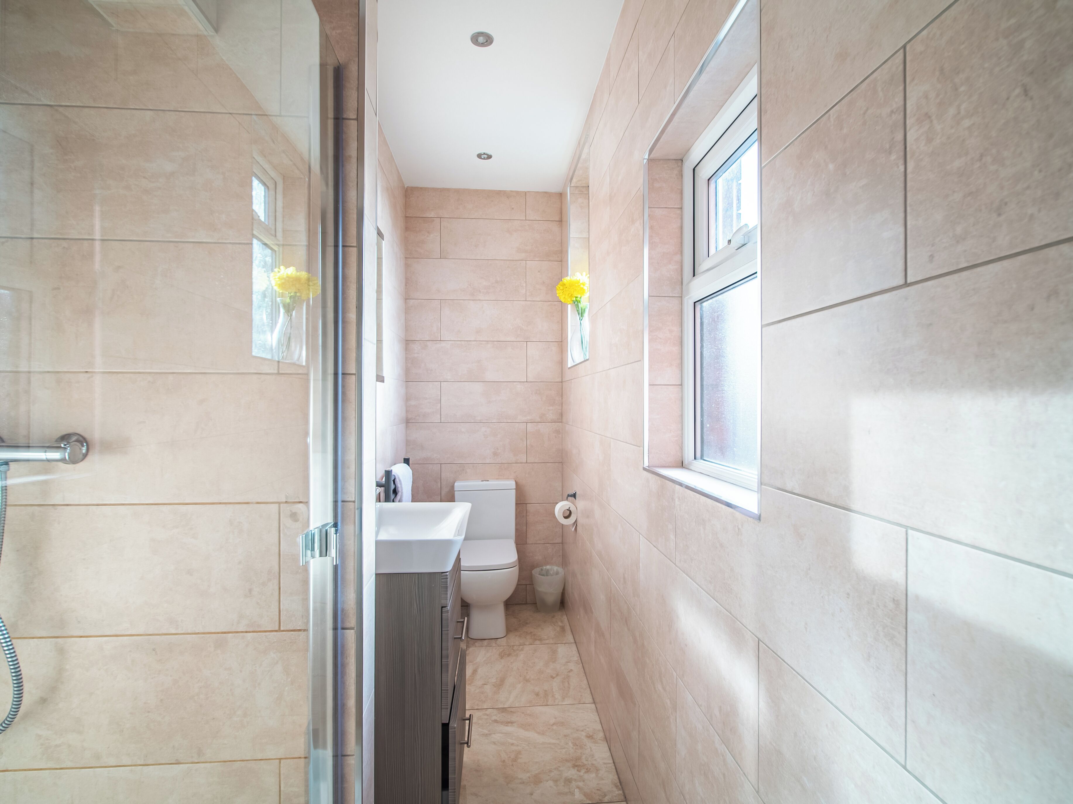 Apartment | Bathroom | Combined shower/bathtub, deep-soaking bathtub, free toiletries