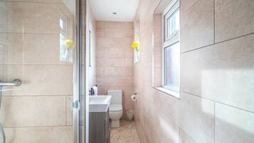 Apartment | Bathroom | Combined shower/bathtub, deep-soaking bathtub, free toiletries