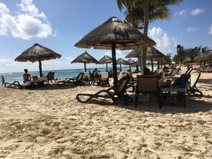 Plage à proximité, chaises longues, serviettes de plage