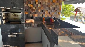 Refrigerador, microondas, horno y parrilla de estufa